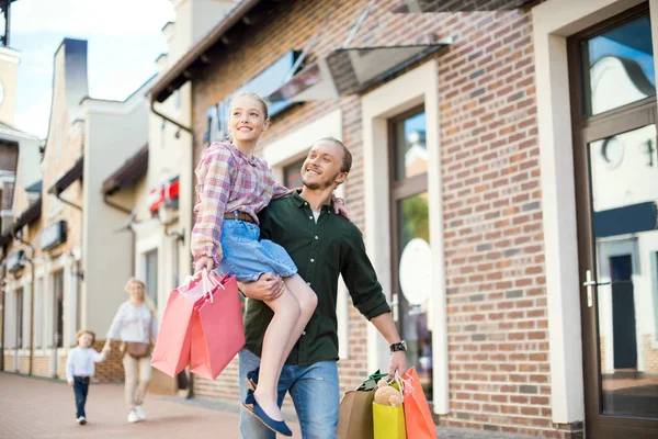 Famille avec sacs à provisions marchant dans la rue — Photo gratuite