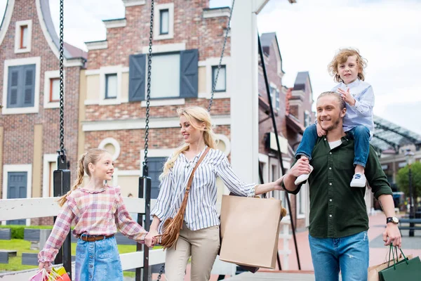 Família com sacos de compras na rua — Fotografia de Stock