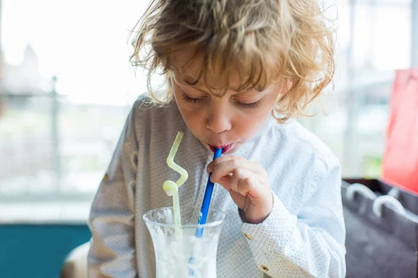 Мальчик пьет молочный коктейль — стоковое фото