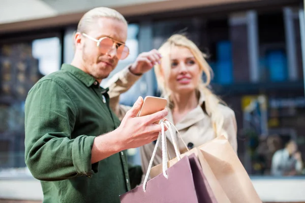 Pareja con bolsas de compras en el centro comercial — Foto de Stock