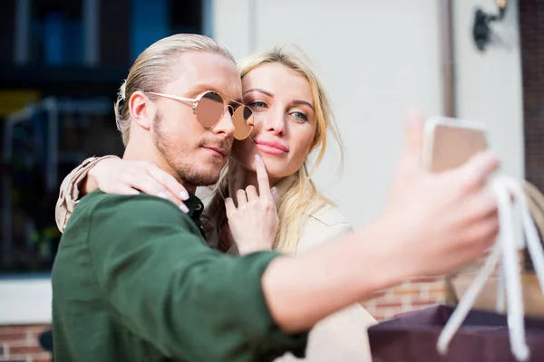 Par med selfie på smartphone — Stockfoto