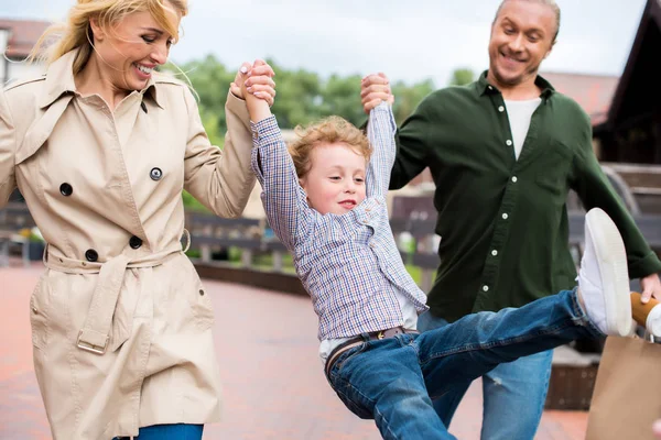 Familia feliz caminando por la calle — Foto de Stock