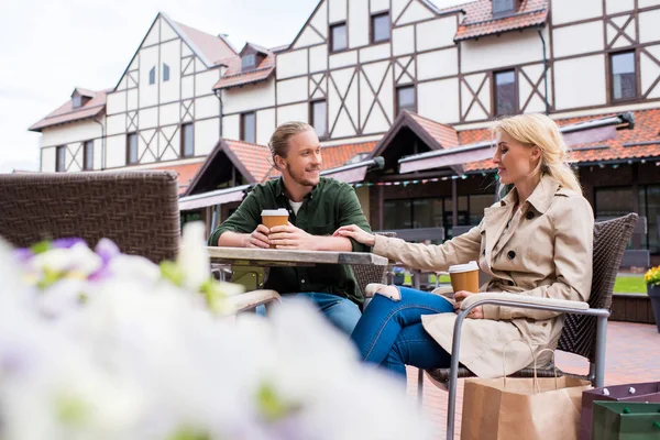 Pareja bebiendo café en la cafetería — Foto de Stock