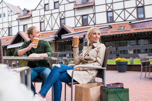 Paar trinkt Kaffee im Café — Stockfoto