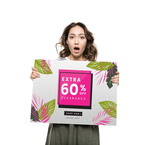 женщина держит баннер продажи
 