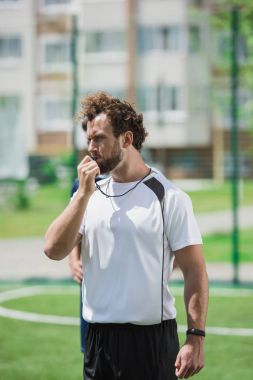Futbol hakem düdüğü ile