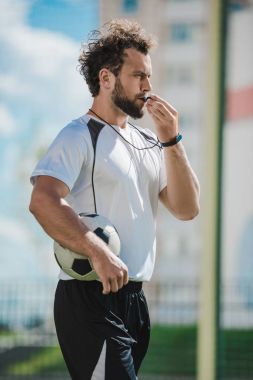 Futbol hakem düdüğü ile