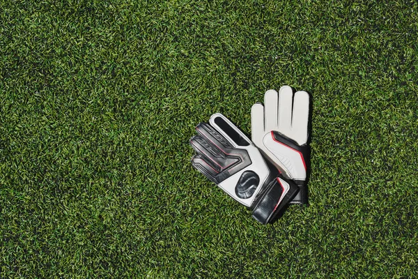 Goalkeeper gloves on pitch — Stock Photo, Image