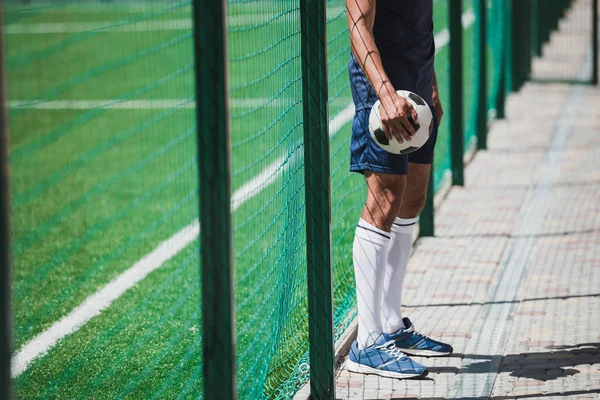 Jugador de fútbol con pelota — Foto de Stock