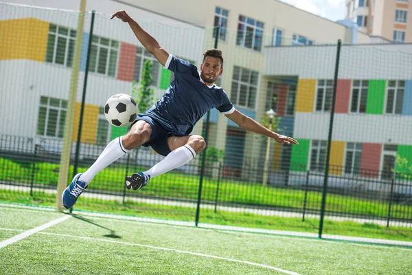 Jogador de futebol com bola — Fotografia de Stock