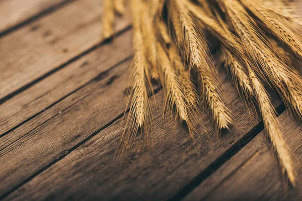 Спелая пшеница на столе — стоковое фото