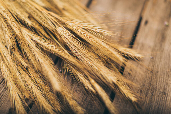 Спелая пшеница на столе
