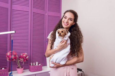kadın holding köpeğin banyo