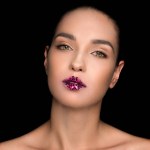 Mujer de moda con destellos en los labios