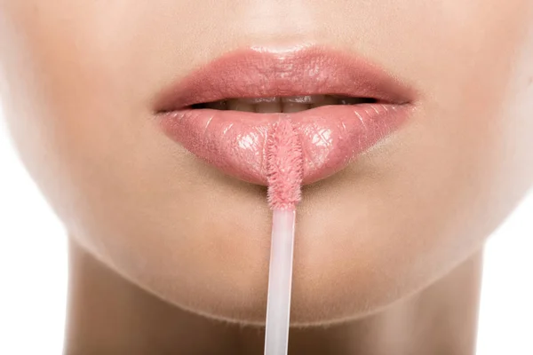 Vrouw toepassing lipgloss — Stockfoto