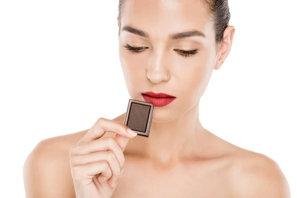 Kobieta jedząca czekoladę — Zdjęcie stockowe