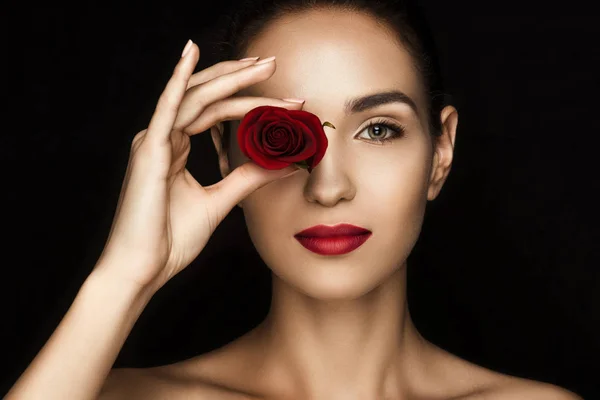 Donna con rosa rossa — Foto Stock