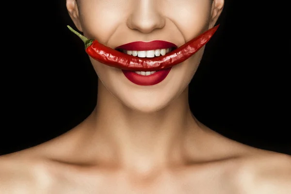 Σαγηνευτική γυναίκα με καυτερή πιπεριά — Φωτογραφία Αρχείου