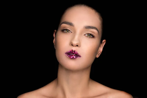 Femme à la mode avec des étincelles sur les lèvres — Photo gratuite