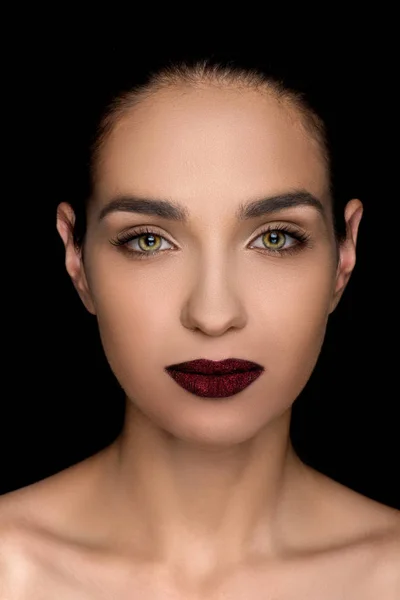 Karanlık dudakları ile moda kadın — Stok fotoğraf