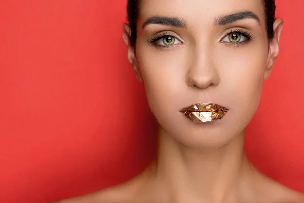Mujer de moda con destellos en los labios —  Fotos de Stock