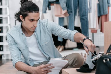 butik çalışan adam