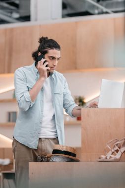 dükkan sahibi Smartphone'da konuşuyor