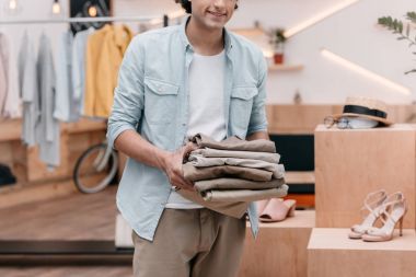 butik çalışan adam