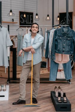 adam süpürme zemin içinde butik