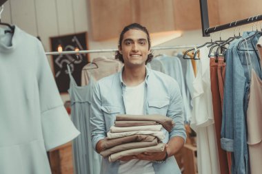 butik çalışan adam