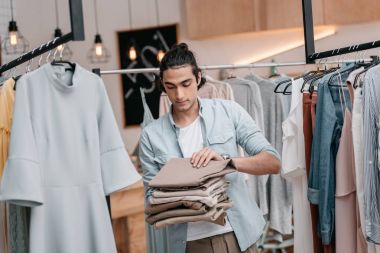 butik çalışan adam