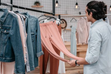 butik çalışan adam