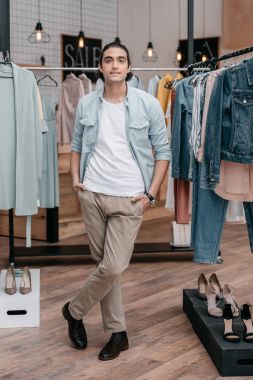 butik çalışan adam