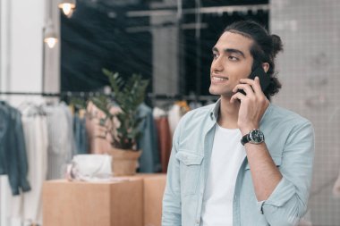 Akıllı telefonu olan genç bir adam.
