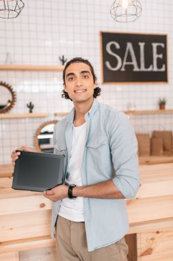 butik sahibi dijital tablet ile