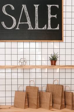 Kağıt poşetler içinde butik