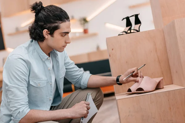 Man working in boutique — Stock Photo, Image