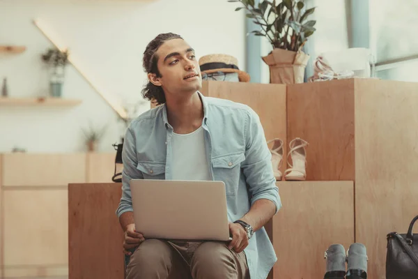 Shop owner using laptop — Stock Photo, Image