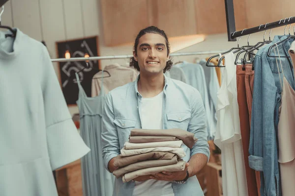 Hombre trabajando en boutique — Foto de Stock