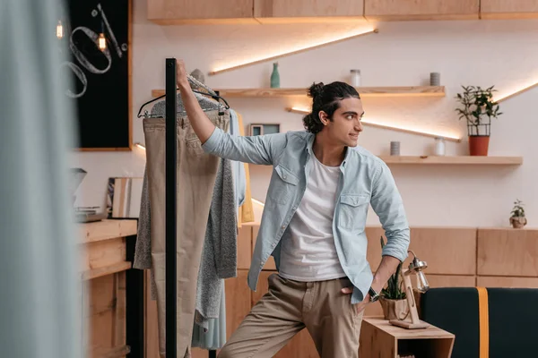 Hombre trabajando en boutique — Foto de stock gratuita