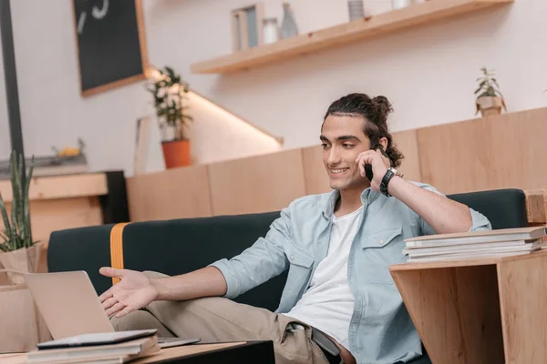 Junger Mann spricht auf Smartphone — Stockfoto