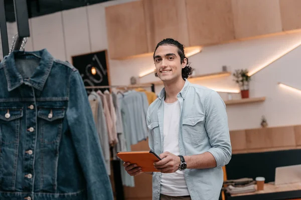 Man with digital tablet in boutique — Stock Photo, Image