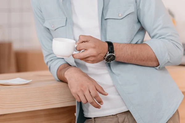 Mann trinkt Kaffee — Stockfoto