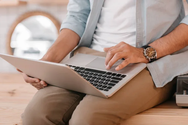 Hombre joven usando el ordenador portátil — Foto de Stock