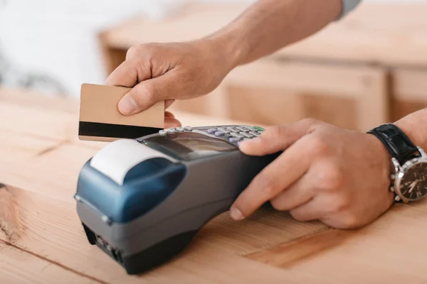 Pagamento com cartão de crédito e terminal — Fotografia de Stock