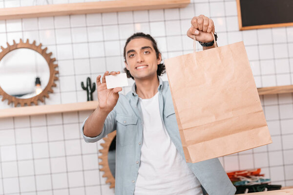 Мужчина показывает визитку
