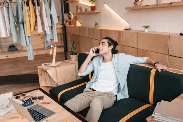 Shop owner talking on smartphone — Stock Photo, Image