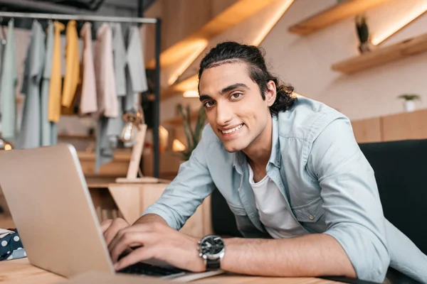 Proprietário da empresa usando laptop — Fotografia de Stock