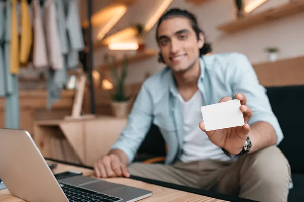 Hombre mostrando tarjeta de visita — Foto de Stock