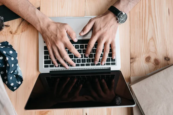 Uomo utilizzando il computer portatile — Foto Stock